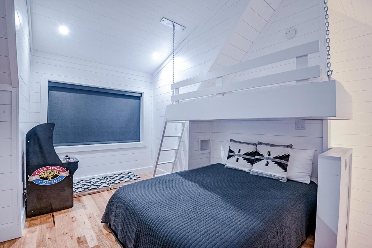 "The Barndo" 4Br Luxury Cabin, Hot Tub, Fire Pit, Bunks, Arcades, Playhouse! โบรคเคนโบว์ ภายนอก รูปภาพ