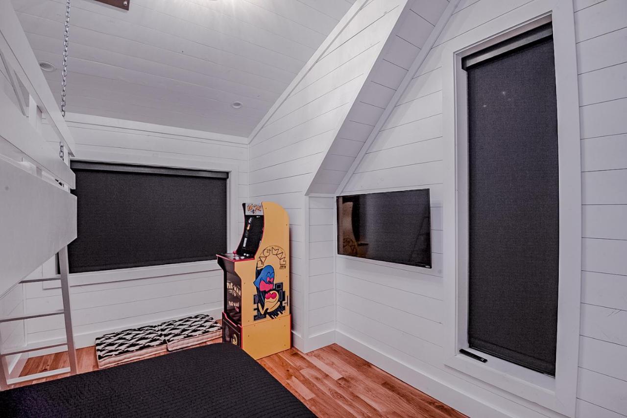 "The Barndo" 4Br Luxury Cabin, Hot Tub, Fire Pit, Bunks, Arcades, Playhouse! โบรคเคนโบว์ ภายนอก รูปภาพ